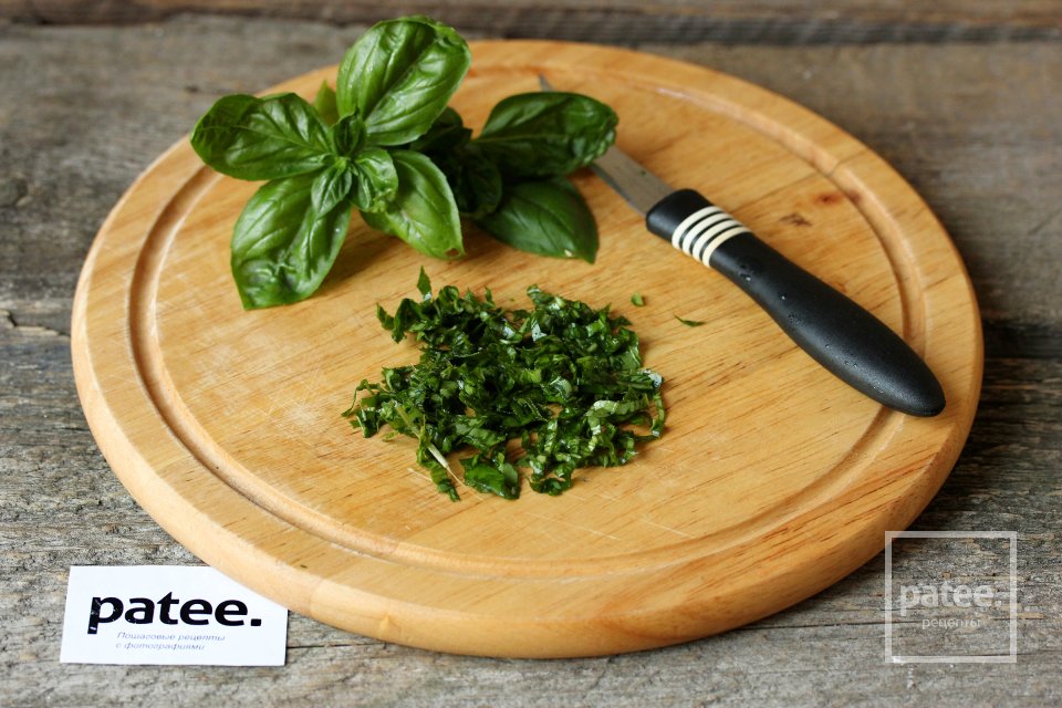 Салат из розовых помидоров с тунцом - Шаг 4