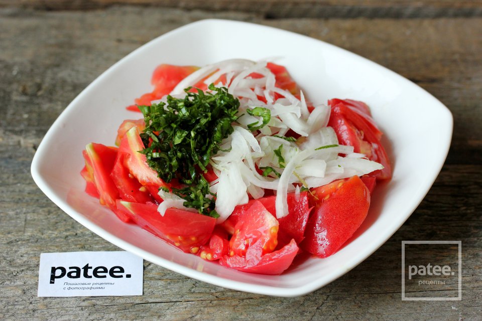 Салат из розовых помидоров с тунцом - Шаг 5