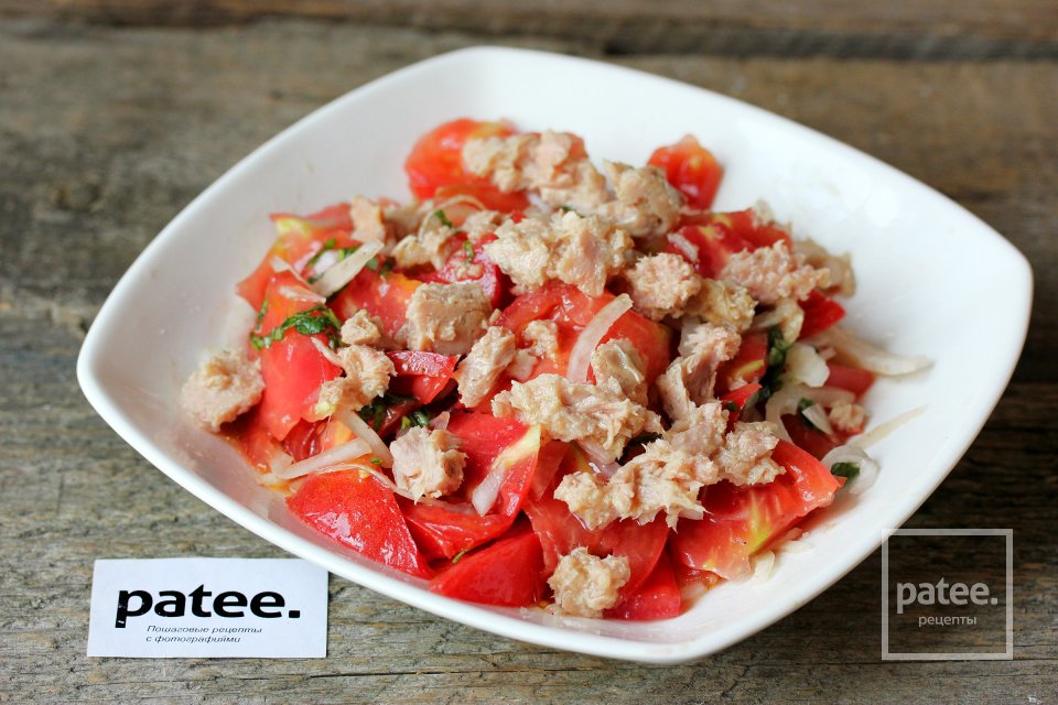 Салат из розовых помидоров с тунцом - Шаг 9