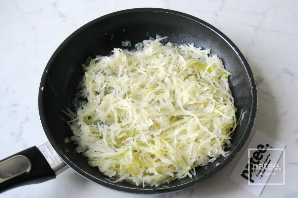 Сдобный пирог с капустой на кефире - Шаг 11