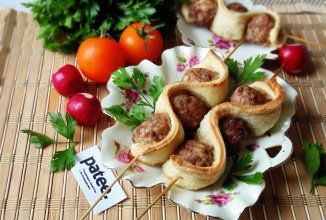 Фрикадельки  на шпажках в слоёном тесте