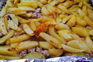 Острые картофельные дольки с куриным филе в духовке