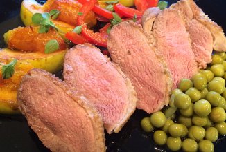 Утиная грудка с карамельными яблоками