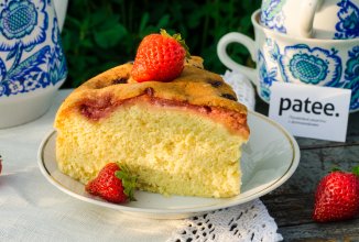 Пирог с клубникой в мультиварке