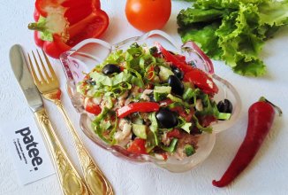 Салат с тунцом, овощами и оливками