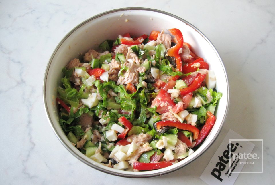 Салат с тунцом, овощами и оливками - Шаг 9