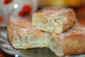 Воздушная шарлотка с яблоками