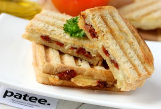 Сэндвич с вялеными томатами и сыром бри