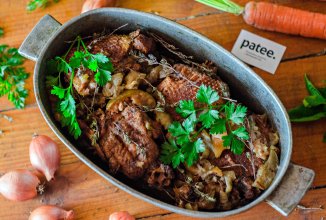 Тушеная утка с яблоками и тимьяном