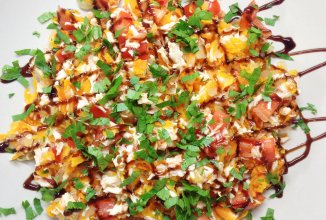 Салат с курицей и жареными овощами