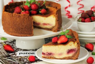 Сырник с клубникой