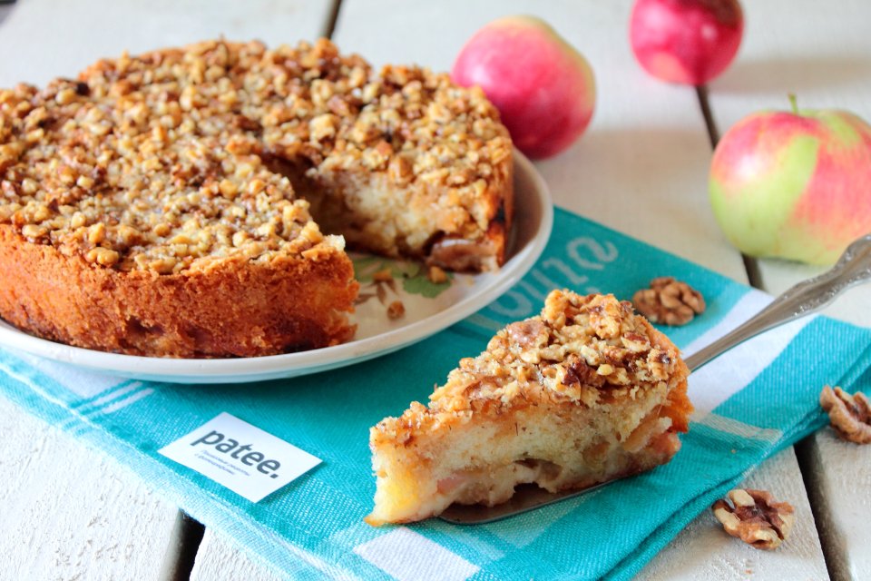 Пирог яблочный с грецкими орехами