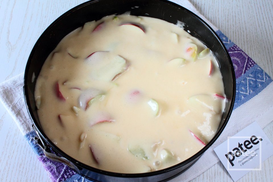 Пирог яблочный с грецкими орехами - Шаг 7