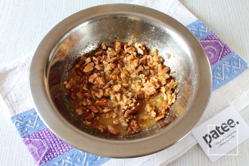 Пирог яблочный с грецкими орехами - Шаг 9