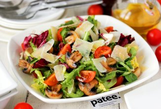 Микс-салат с помидорами черри и шампиньонами