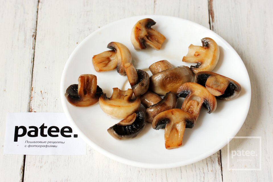 Микс-салат с помидорами черри и шампиньонами - Шаг 2