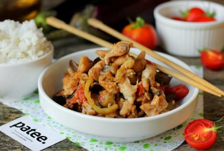 Куриное филе в устричном соусе с овощами