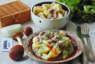 Картофель с маслятами в сметане