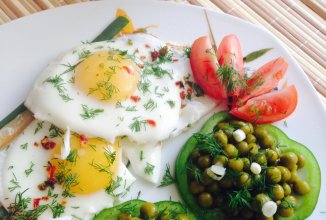 Яичница со свежими овощами