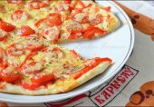 Пицца по-итальянски с помидорами черри и двумя видами сыра