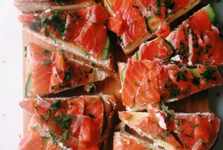 Брускета с лососем