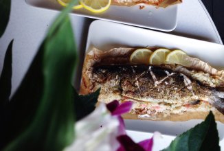 Радужная форель с имбирем и травами на рисовой подушке.