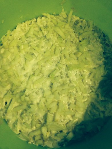 Салат с консервированной горбушей и овощами - Шаг 2