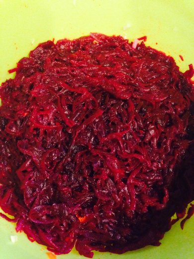 Салат с консервированной горбушей и овощами - Шаг 3