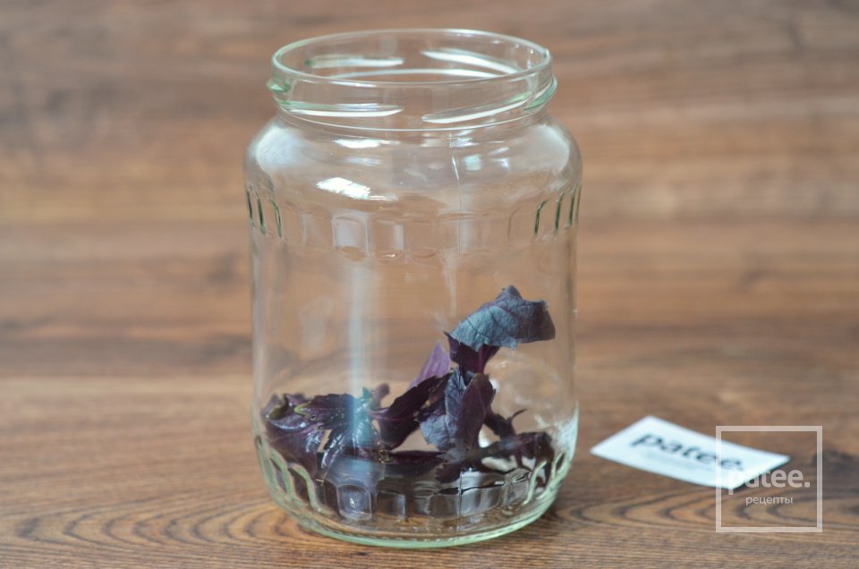 Маринованные помидоры с базиликом и чесноком - Шаг 3