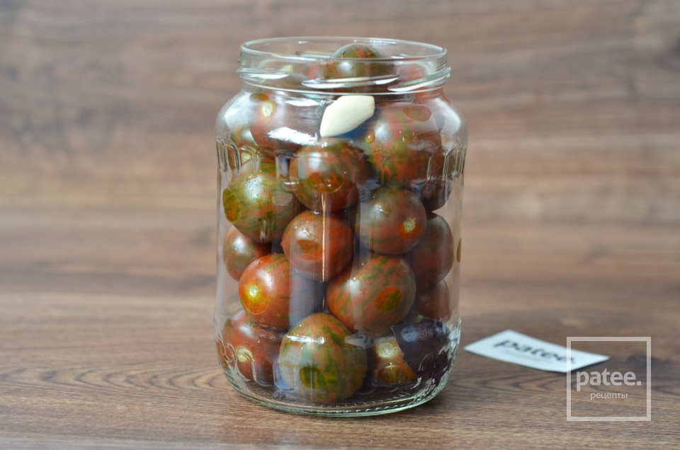 Маринованные помидоры с базиликом и чесноком - Шаг 5