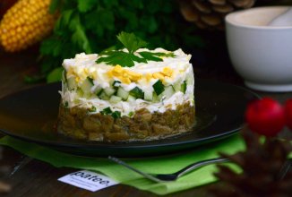 Теплый салат с грибами, плавленым сыром и огурцом