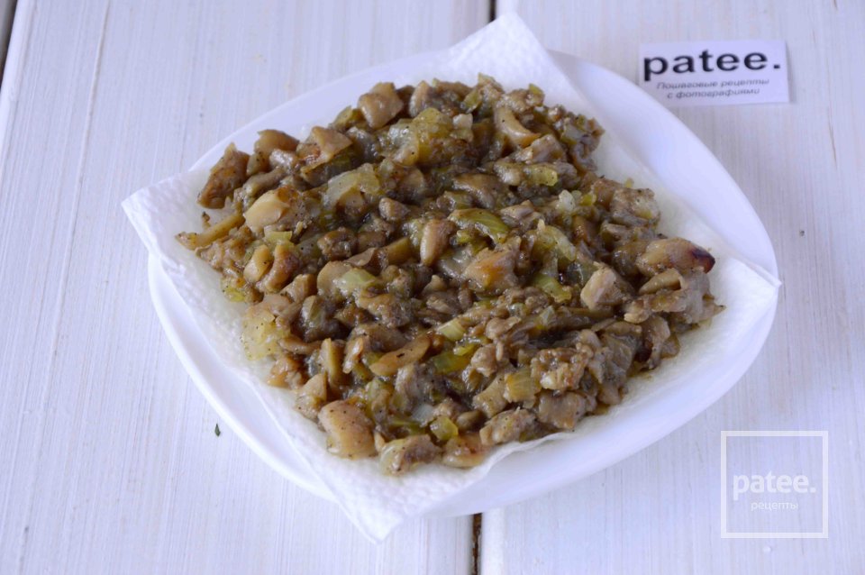 Теплый салат с грибами, плавленым сыром и огурцом - Шаг 5