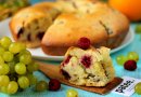 Апельсиновый кекс с виноградом и малиной