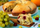 Апельсиновый кекс с виноградом и малиной
