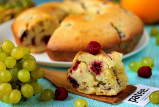 Апельсиновый кекс с виноградом и малиной