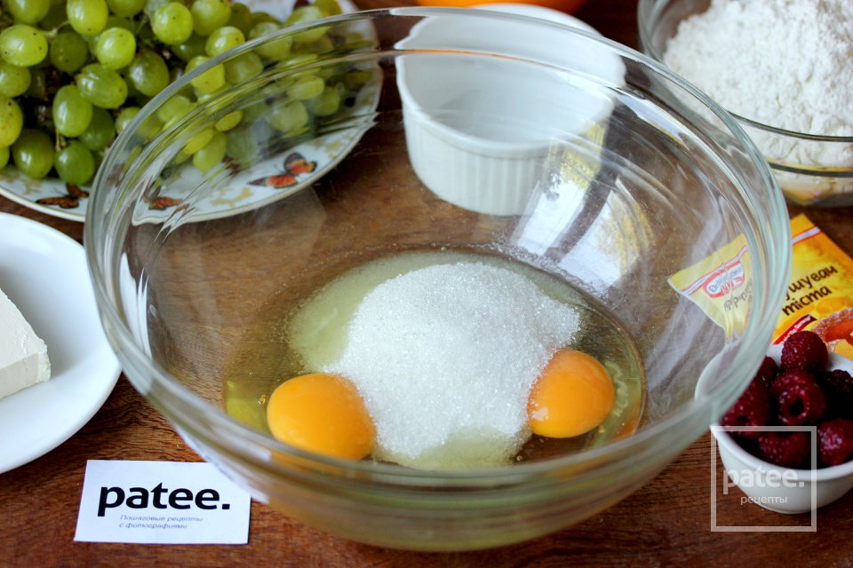 Апельсиновый кекс с виноградом и малиной - Шаг 3