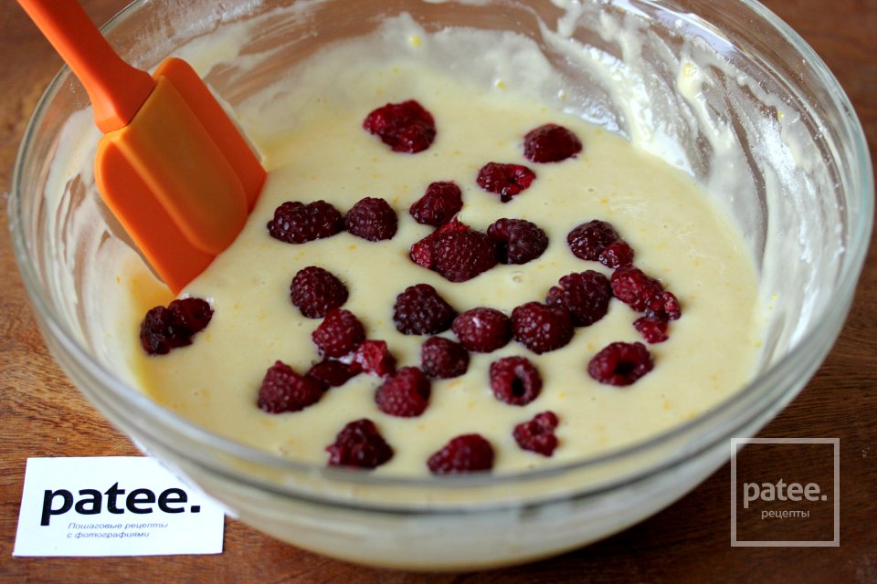 Апельсиновый кекс с виноградом и малиной - Шаг 8