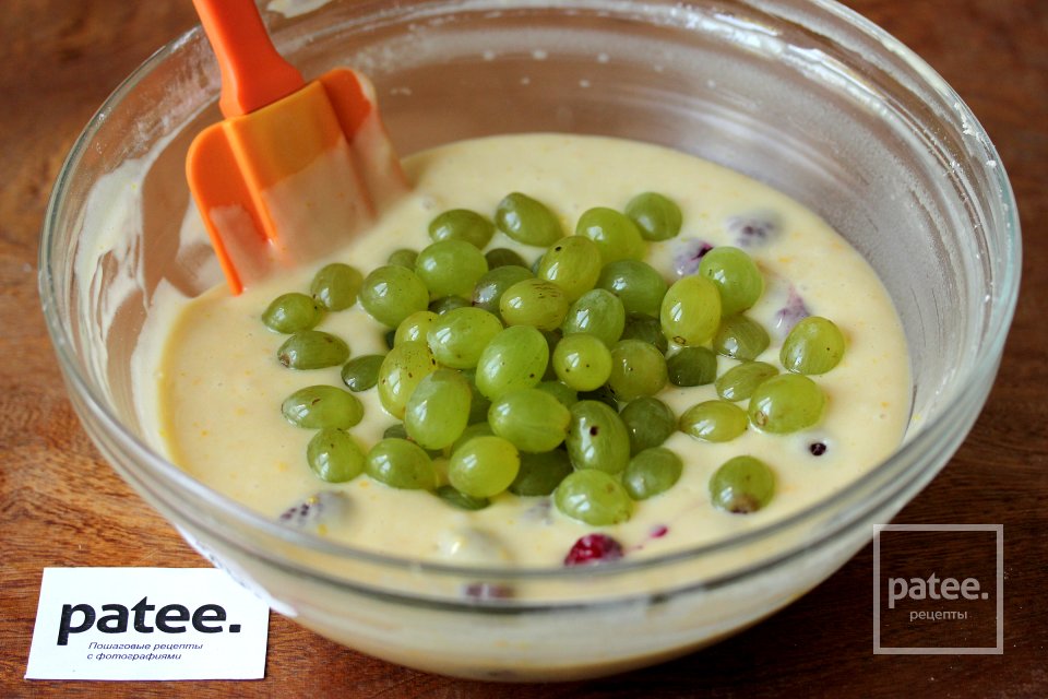 Апельсиновый кекс с виноградом и малиной - Шаг 9