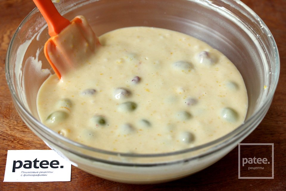 Апельсиновый кекс с виноградом и малиной - Шаг 10