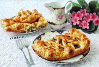 Пирог с опятами, зелёным луком и яйцом