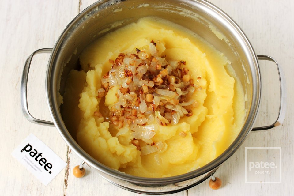 Картофельное пюре с салом и луком - Шаг 9