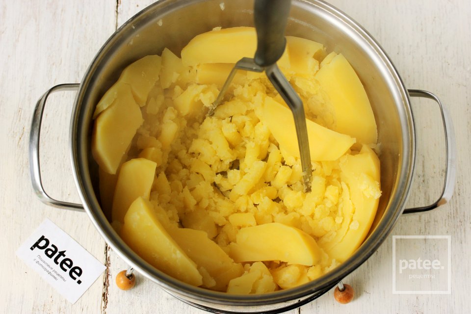 Картофельное пюре с салом и луком - Шаг 7