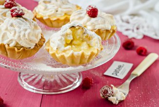 Корзиночки с манговым кремом и запеченной меренгой