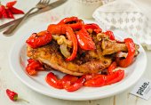 Курица запеченная с паприкой и овощами