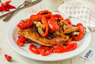 Курица запеченная с паприкой и овощами