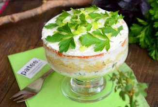 Слоеный салат с картофелем и печенью трески