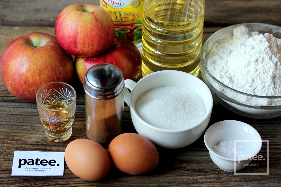Яблочный пирог с корицей и коньяком - Шаг 1