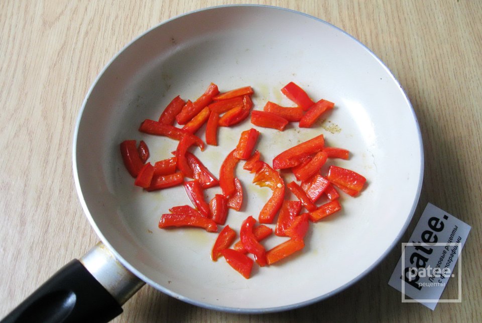 Куриная печень в сырном соусе с болгарским перцем - Шаг 6