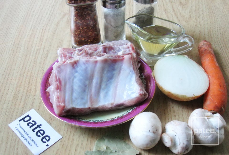 Свиные ребрышки с картофелем и грибами - Шаг 1