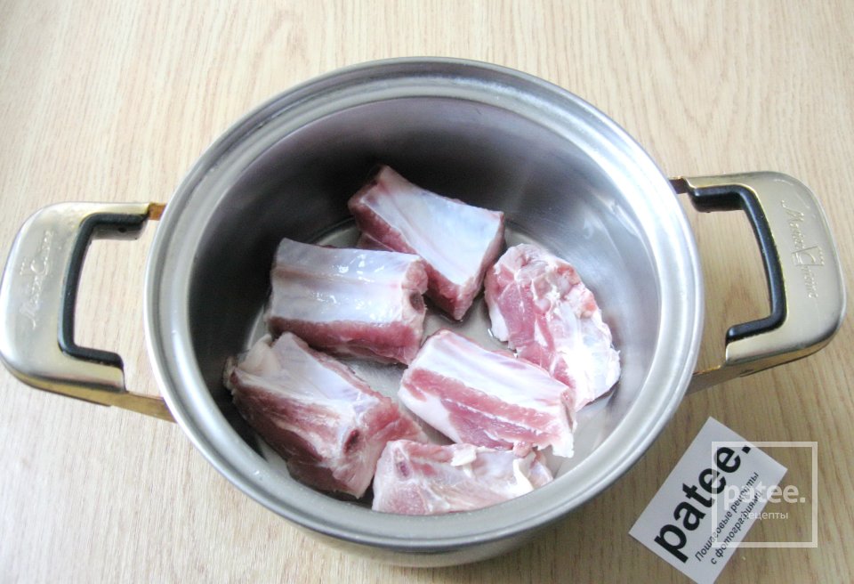 Свиные ребрышки с картофелем и грибами - Шаг 3